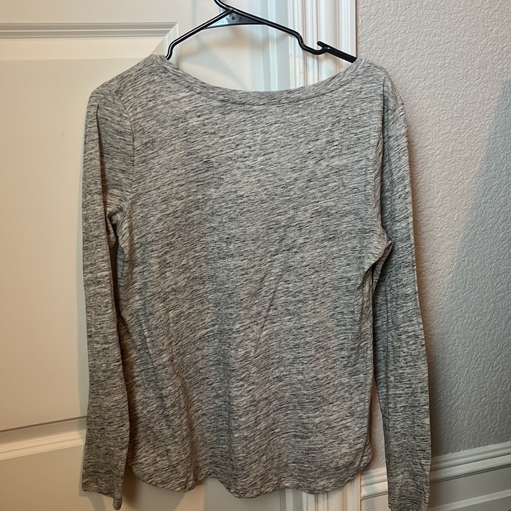 Old navy basic gray tee - Picture 3 of 3